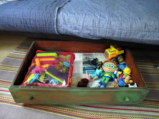Wykorzystaj przestrzeń pod łóżkiem do przechowywania zabawek i innych przedmiotów