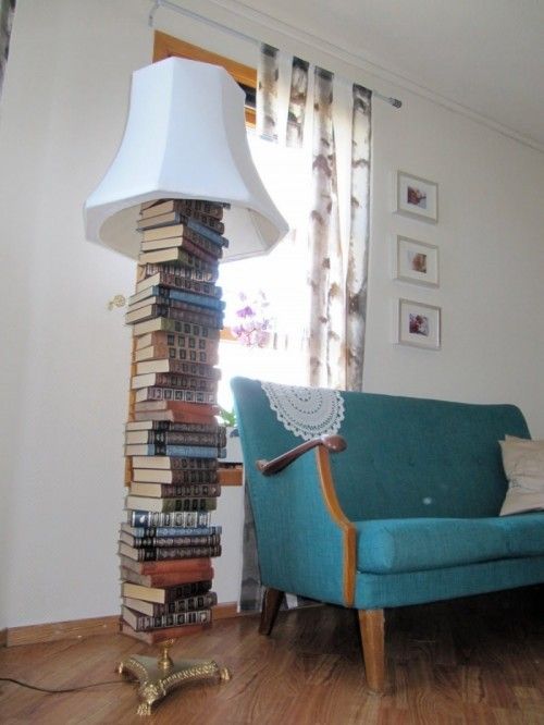 Lampa z książek